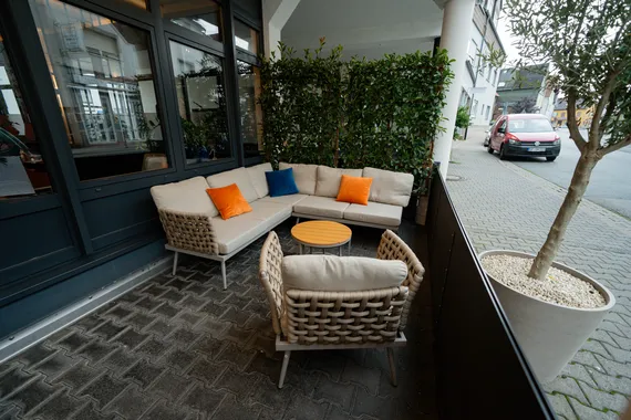 Lounge-Sitzgruppe auf der überdachten Terrasse des Restaurant AURO Langen