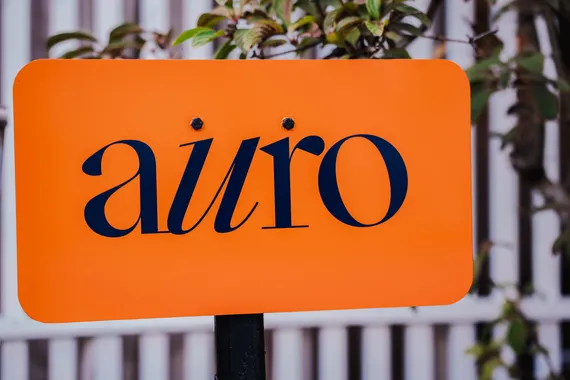 Das AURO Logo als Blickfang im Restaurant AURO Langen