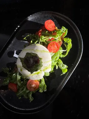Burrata mit Pesto auf Rucola und Kirschtomaten im Restaurant AURO Langen