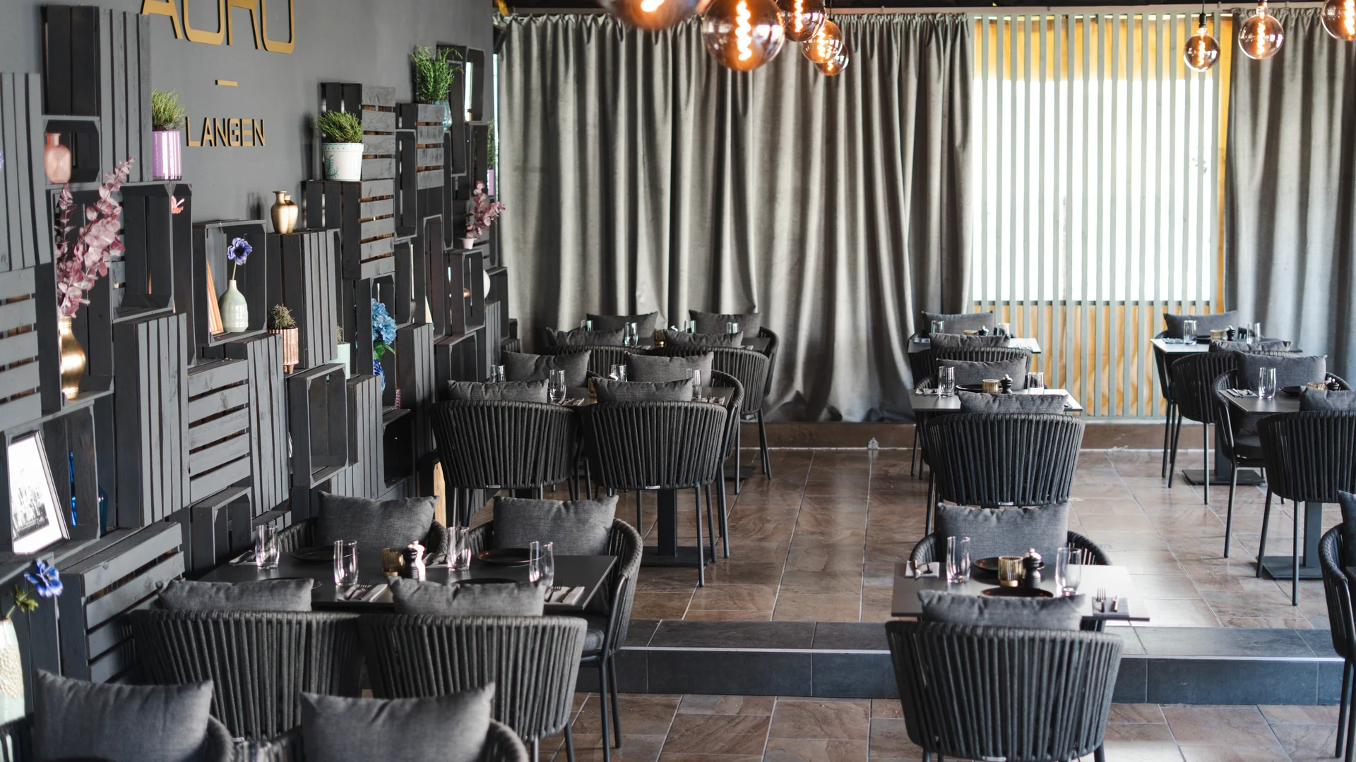 Bar und Loungebereich im AURO Langen – warme Abendbeleuchtung
