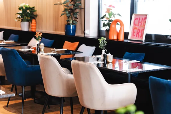 Einladend gedeckte Tische im Restaurant AURO Langen – bereit für den Tag