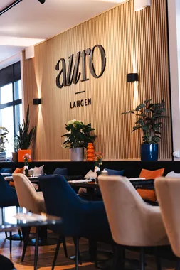 Tischgruppe im Restaurant AURO Langen mit stimmungsvoller Beleuchtung