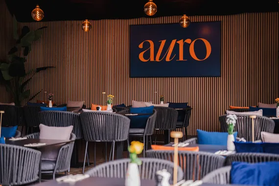 Blick durch den Gastraum des Restaurant AURO in Langen